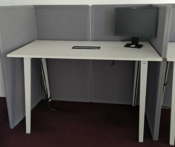 Table haute rectangulaire avec trappe technique électrifiée de marque Steelcase sur 4 pieds obliques en acier blanc. 100 x 160 x 80 cm. 3 unités vendues avec faculté de réunion. Localisation : Tour Coeur Défense A - 100 esplanade Du Général de Gaulle 92400 Courbevoie