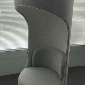 Fauteuil pivotant acoustique Boss design modèle Cega édition Haworth recouvert de feutrine gris clair. 170x 65 cm. Localisation : Tour Coeur Défense A - 100 esplanade Du Général de Gaulle 92400 Courbevoie