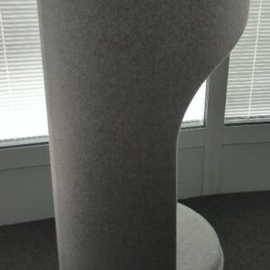 Fauteuil pivotant acoustique Boss design modèle Cega édition Haworth recouvert de feutrine gris clair. 170x 65 cm. Localisation : Tour Coeur Défense A - 100 esplanade Du Général de Gaulle 92400 Courbevoie – Image 2