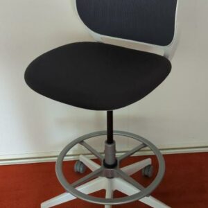 Chaise haute pivotante ajustable de marque Steelcase, assise en tissu gris, dossier en plastique blanc et résille grise sur piètement en étoile à 5 branches sur roulettes. 126 x 70 cm. 9 unités vendues avec faculté de réunion. Localisation : Tour Coeur Défense A - 100 esplanade Du Général de Gaulle 92400 Courbevoie