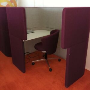 Espace de confidentialité de marque Bene comprenant une table avec trappe technique électrifiée et un fauteuil pivotant recouvert de feutrine violette. 139 x 171 x 120 cm. 2 unités vendues avec faculté de réunion. Localisation : Tour Coeur Défense A - 100 esplanade Du Général de Gaulle 92400 Courbevoie