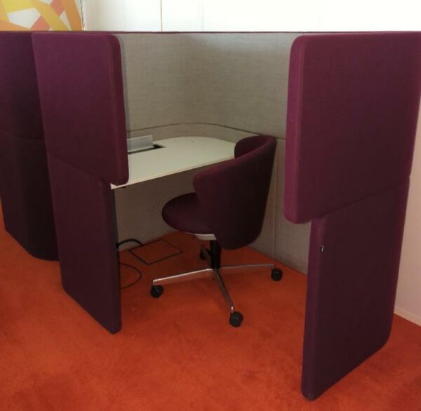 Espace de confidentialité de marque Bene comprenant une table avec trappe technique électrifiée et un fauteuil pivotant recouvert de feutrine violette. 139 x 171 x 120 cm. 2 unités vendues avec faculté de réunion. Localisation : Tour Coeur Défense A - 100 esplanade Du Général de Gaulle 92400 Courbevoie