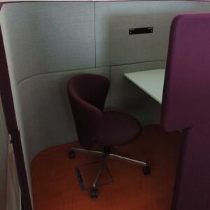 Espace de confidentialité de marque Bene comprenant une table avec trappe technique électrifiée et un fauteuil pivotant recouvert de feutrine violette. 139 x 171 x 120 cm. 2 unités vendues avec faculté de réunion. Localisation : Tour Coeur Défense A - 100 esplanade Du Général de Gaulle 92400 Courbevoie – Image 3