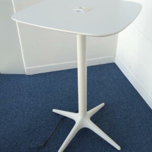 Table haute à plateau carré à bords arrondis avec prise électrique intégrée sur piétement en étoile à 4 branches en métal. 110 x 70 cm. 3 unités vendues avec faculté de réunion. Localisation : Tour Coeur Défense A - 100 esplanade Du Général de Gaulle 92400 Courbevoie