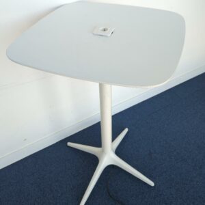 Table haute à plateau carré à bords arrondis avec prise électrique intégrée sur piétement en étoile à 4 branches en métal. 110 x 70 cm. 3 unités vendues avec faculté de réunion. Localisation : Tour Coeur Défense A - 100 esplanade Du Général de Gaulle 92400 Courbevoie – Image 2