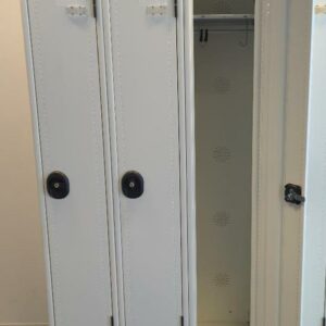 Vestiaire métallique trois portes. 198 x 90 x 50 cm. 11 unités vendues avec faculté de réunion. Localisation : Tour Coeur Défense A - 100 esplanade Du Général de Gaulle 92400 Courbevoie – Image 2