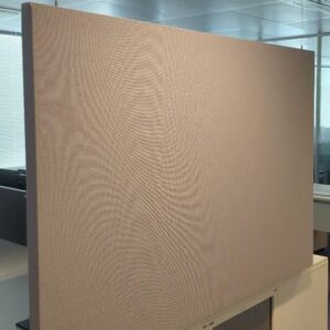 Panneau acoustique suspendu, cadre en bois recouvert de tissu gris clair. 120 x 180 x 5 cm. 6 unités vendues avec faculté de réunion. Localisation : Tour Coeur Défense A - 100 esplanade Du Général de Gaulle 92400 Courbevoie