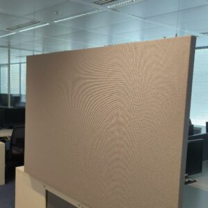 Panneau acoustique suspendu, cadre en bois recouvert de tissu gris clair. 120 x 180 x 5 cm. 6 unités vendues avec faculté de réunion. Localisation : Tour Coeur Défense A - 100 esplanade Du Général de Gaulle 92400 Courbevoie – Image 2