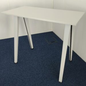 Table haute de marque Steelcase plateau rectangulaire en bois sur 4 pieds obliques en métal. 100 x 120 x 60 cm. 2 unités vendues avec faculté de réunion. Localisation : Tour Coeur Défense A - 100 esplanade Du Général de Gaulle 92400 Courbevoie