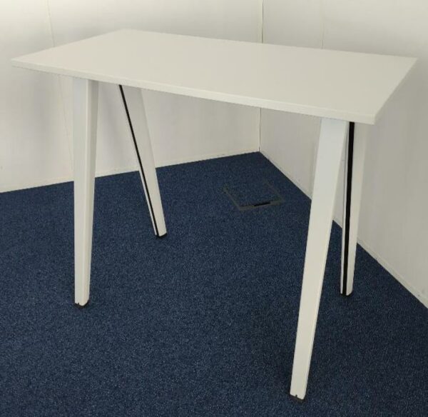 Table haute de marque Steelcase plateau rectangulaire en bois sur 4 pieds obliques en métal. 100 x 120 x 60 cm. 2 unités vendues avec faculté de réunion. Localisation : Tour Coeur Défense A - 100 esplanade Du Général de Gaulle 92400 Courbevoie