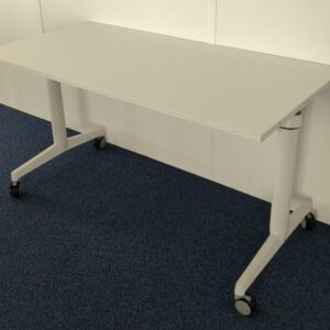 Table basculante sur roulettes de marque Steelcase. 74 x 140 x 70 cm. 8 unités vendues avec faculté de réunion. Localisation : Tour Coeur Défense A - 100 esplanade Du Général de Gaulle 92400 Courbevoie