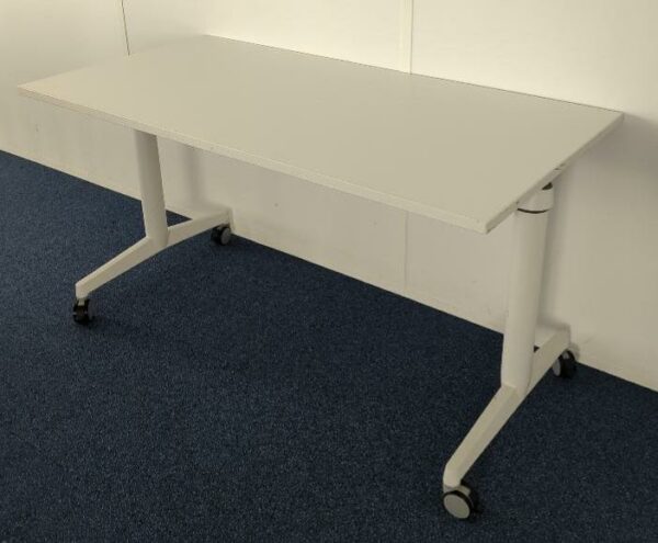 Table basculante sur roulettes de marque Steelcase. 74 x 140 x 70 cm. 8 unités vendues avec faculté de réunion. Localisation : Tour Coeur Défense A - 100 esplanade Du Général de Gaulle 92400 Courbevoie