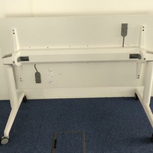 Table basculante sur roulettes de marque Steelcase. 74 x 140 x 70 cm. 8 unités vendues avec faculté de réunion. Localisation : Tour Coeur Défense A - 100 esplanade Du Général de Gaulle 92400 Courbevoie – Image 2