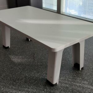 Table basse de marque Steelcase plateau rectangulaire à bords arrondis en bois sur 4 pieds en métal. 44 x 120 x 60 cm. Localisation : Tour Coeur Défense A - 100 esplanade Du Général de Gaulle 92400 Courbevoie
