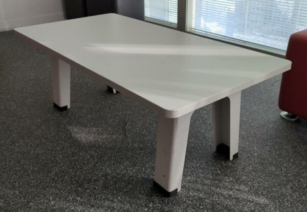 Table basse de marque Steelcase plateau rectangulaire à bords arrondis en bois sur 4 pieds en métal. 44 x 120 x 60 cm. Localisation : Tour Coeur Défense A - 100 esplanade Du Général de Gaulle 92400 Courbevoie