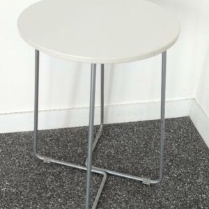 Table d'appoint de marque Steelcase plateau rond en bois blanc sur piètement en tiges d'acier recourbées. 60 x 42 cm. 2 unités vendues avec faculté de réunion. Localisation : Tour Coeur Défense A - 100 esplanade Du Général de Gaulle 92400 Courbevoie