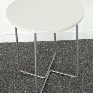 Table d'appoint de marque Steelcase plateau rond en bois blanc sur piètement en tiges d'acier recourbées. 60 x 42 cm. 2 unités vendues avec faculté de réunion. Localisation : Tour Coeur Défense A - 100 esplanade Du Général de Gaulle 92400 Courbevoie – Image 2