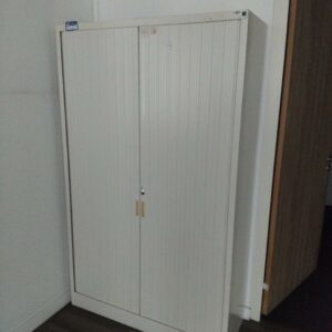 Armoire métallique ouvrant à deux portes rideaux coulissantes avec ou sans vestiaire. intérieur de couleur blanche. Dimensions:  200 par 120 par 45 cm.. 7 unités vendues avec faculté de réunion. Localisation : Tour Coeur Défense A 100 esplanade Du Général de Gaulle 92400 Courbevoie