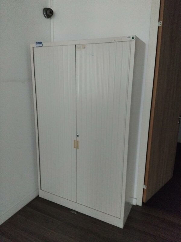 Armoire métallique ouvrant à deux portes rideaux coulissantes avec ou sans vestiaire. intérieur de couleur blanche. Dimensions:  200 par 120 par 45 cm.. 7 unités vendues avec faculté de réunion. Localisation : Tour Coeur Défense A 100 esplanade Du Général de Gaulle 92400 Courbevoie