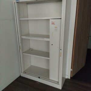 Armoire métallique ouvrant à deux portes rideaux coulissantes avec ou sans vestiaire. intérieur de couleur blanche. Dimensions:  200 par 120 par 45 cm.. 7 unités vendues avec faculté de réunion. Localisation : Tour Coeur Défense A 100 esplanade Du Général de Gaulle 92400 Courbevoie – Image 2