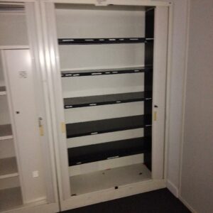 Armoire métallique ouvrant à deux portes rideaux coulissantes avec ou sans vestiaire. intérieur de couleur blanche. Dimensions:  200 par 120 par 45 cm.. 7 unités vendues avec faculté de réunion. Localisation : Tour Coeur Défense A 100 esplanade Du Général de Gaulle 92400 Courbevoie – Image 3