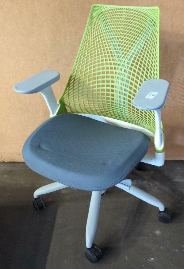 Fauteuil pivotant ajustable de marque Herman Miller modèle Sayl, assise en tissu gris, dossier en plastique vert, piètement en étoile à 5 branches sur roulettes. 100 x 62 x 65 cm (accidents aux accoudoirs). 32 unités vendues avec faculté de réunion. Localisation : 8 rue de la Fossé aux Leux 91700 Ste Geneviève des Bois