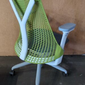 Fauteuil pivotant ajustable de marque Herman Miller modèle Sayl, assise en tissu gris, dossier en plastique vert, piètement en étoile à 5 branches sur roulettes. 100 x 62 x 65 cm (accidents aux accoudoirs). 32 unités vendues avec faculté de réunion. Localisation : 8 rue de la Fossé aux Leux 91700 Ste Geneviève des Bois – Image 2