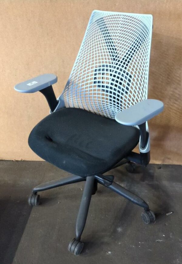 Fauteuil pivotant ajustable de marque Herman Miller modèle Sayl, assise en tissu noir, dossier en plastique gris, piètement en étoile à 5 branches sur roulettes. 100 x 62 x 65 cm. 30 unités vendues avec faculté de réunion. Localisation : 8 rue de la Fossé aux Leux 91700 Ste Geneviève des Bois
