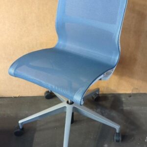 Chaise pivotante ajustable de marque Herman Miller modèle Setu, assise et dossiers en résille bleue, armature en plastique blanc, piétement en aluminium en étoile à 5 branches sur roulettes. 98 x 48 x 66 cm. 142 unités vendues avec faculté de réunion. Localisation : 8 rue de la Fossé aux Leux 91700 Ste Geneviève des Bois