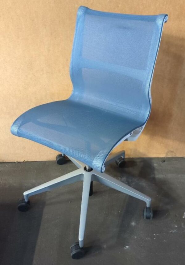 Chaise pivotante ajustable de marque Herman Miller modèle Setu, assise et dossiers en résille bleue, armature en plastique blanc, piétement en aluminium en étoile à 5 branches sur roulettes. 98 x 48 x 66 cm. 142 unités vendues avec faculté de réunion. Localisation : 8 rue de la Fossé aux Leux 91700 Ste Geneviève des Bois