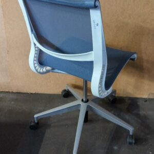 Chaise pivotante ajustable de marque Herman Miller modèle Setu, assise et dossiers en résille bleue, armature en plastique blanc, piétement en aluminium en étoile à 5 branches sur roulettes. 98 x 48 x 66 cm. 142 unités vendues avec faculté de réunion. Localisation : 8 rue de la Fossé aux Leux 91700 Ste Geneviève des Bois – Image 2