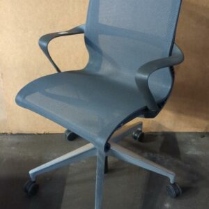 Fauteuil pivotant ajustable de marque Herman Miller modèle Setu, assise et dossier en résille gris anthracite, armature et accoudoirs en plastique noir, piètement en étoile à 5 branches sur roulettes. 93 x 59 x 68 cm. 20 unités vendues avec faculté de réunion. Localisation : 8 rue de la Fossé aux Leux 91700 Ste Geneviève des Bois