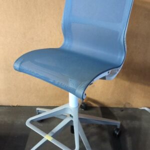 Chaise haute pivotante ajustable de marque Herman Miller modèle Setu, assise et dossier en résille bleue, armature en plastique blanc, piétement en étoile à 5 branches sur roulettes avec repose-pied. 108 x 48 x 70 cm. 38 unités vendues avec faculté de réunion. Localisation : 8 rue de la Fossé aux Leux 91700 Ste Geneviève des Bois