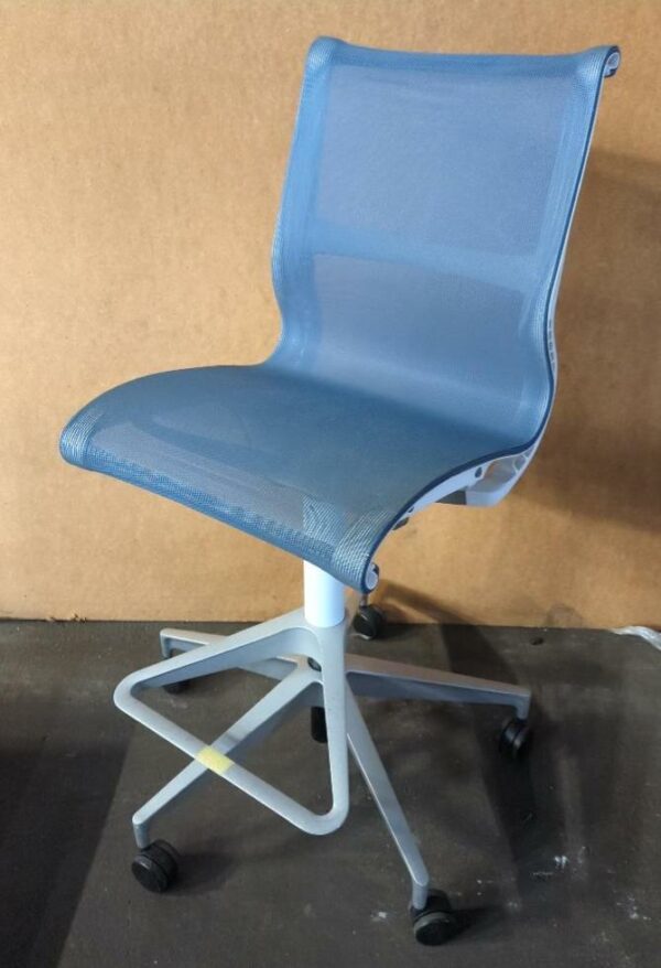 Chaise haute pivotante ajustable de marque Herman Miller modèle Setu, assise et dossier en résille bleue, armature en plastique blanc, piétement en étoile à 5 branches sur roulettes avec repose-pied. 108 x 48 x 70 cm. 38 unités vendues avec faculté de réunion. Localisation : 8 rue de la Fossé aux Leux 91700 Ste Geneviève des Bois