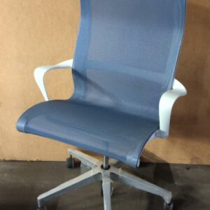 Fauteuil haut pivotant ajustable de marque Herman Miller modèle Setu, dossier et assise en résine grise, armature et accoudoirs en plastique blanc, piétement en étoile à 5 branches sur roulettes. 122 x 67 x 68 cm. Localisation : 8 rue de la Fossé aux Leux 91700 Ste Geneviève des Bois