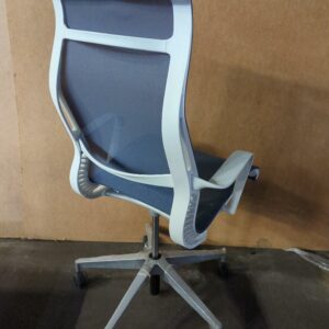 Fauteuil haut pivotant ajustable de marque Herman Miller modèle Setu, dossier et assise en résine grise, armature et accoudoirs en plastique blanc, piétement en étoile à 5 branches sur roulettes. 122 x 67 x 68 cm. Localisation : 8 rue de la Fossé aux Leux 91700 Ste Geneviève des Bois – Image 2