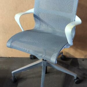 Fauteuil pivotant ajustable de marque Herman Miller modèle Setu, assise et dossier en résille grise, armature et accoudoirs en plastique blanc, piètement en étoile à 5 branches sur roulettes. 93 x 59 x 68 cm. 18 unités vendues avec faculté de réunion. Localisation : 8 rue de la Fossé aux Leux 91700 Ste Geneviève des Bois