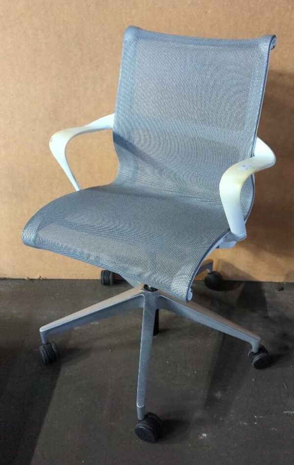 Fauteuil pivotant ajustable de marque Herman Miller modèle Setu, assise et dossier en résille grise, armature et accoudoirs en plastique blanc, piètement en étoile à 5 branches sur roulettes. 93 x 59 x 68 cm. 18 unités vendues avec faculté de réunion. Localisation : 8 rue de la Fossé aux Leux 91700 Ste Geneviève des Bois