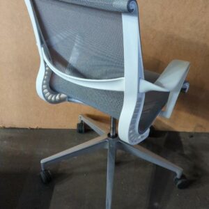 Fauteuil pivotant ajustable de marque Herman Miller modèle Setu, assise et dossier en résille grise, armature et accoudoirs en plastique blanc, piètement en étoile à 5 branches sur roulettes. 93 x 59 x 68 cm. 18 unités vendues avec faculté de réunion. Localisation : 8 rue de la Fossé aux Leux 91700 Ste Geneviève des Bois – Image 2