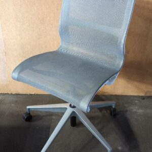 Chaise pivotante ajustable de marque Herman Miller modèle Setu, assise et dossier en résille grise, armature en plastique blanc, piètement sur roulettes en étoile à 5 branches. 98 x 48 x 66 cm. 8 unités vendues avec faculté de réunion. Localisation : 8 rue de la Fossé aux Leux 91700 Ste Geneviève des Bois