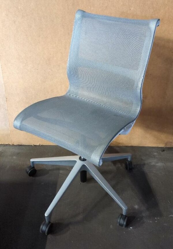 Chaise pivotante ajustable de marque Herman Miller modèle Setu, assise et dossier en résille grise, armature en plastique blanc, piètement sur roulettes en étoile à 5 branches. 98 x 48 x 66 cm. 8 unités vendues avec faculté de réunion. Localisation : 8 rue de la Fossé aux Leux 91700 Ste Geneviève des Bois