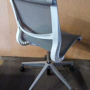 Chaise pivotante ajustable de marque Herman Miller modèle Setu, assise et dossier en résille grise, armature en plastique blanc, piètement sur roulettes en étoile à 5 branches. 98 x 48 x 66 cm. 8 unités vendues avec faculté de réunion. Localisation : 8 rue de la Fossé aux Leux 91700 Ste Geneviève des Bois – Image 2