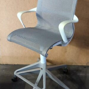 Fauteuil haut pivotant ajustable de marque Herman Miller modèle Setu, assise et dossier en résine grise, armature et accoudoirs en plastique blanc, piétement en étoile à 5 branches sur roulettes avec repose-pied. 110 x 60 x 75 cm. 3 unités vendues avec faculté de réunion. Localisation : 8 rue de la Fossé aux Leux 91700 Ste Geneviève des Bois