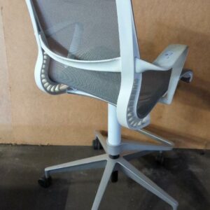 Fauteuil haut pivotant ajustable de marque Herman Miller modèle Setu, assise et dossier en résine grise, armature et accoudoirs en plastique blanc, piétement en étoile à 5 branches sur roulettes avec repose-pied. 110 x 60 x 75 cm. 3 unités vendues avec faculté de réunion. Localisation : 8 rue de la Fossé aux Leux 91700 Ste Geneviève des Bois – Image 2