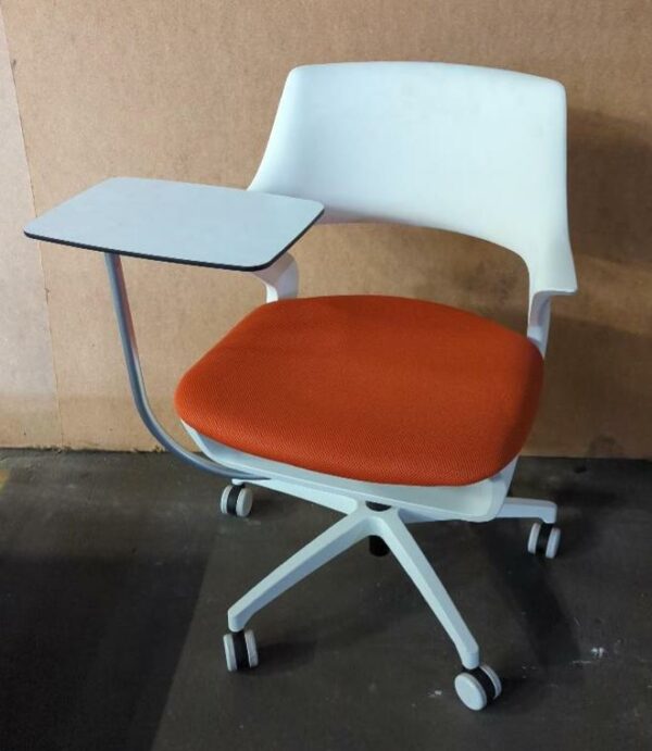 Fauteuil de formation sur roulettes avec tablette orientable et rangement sous le siège, armature en plastique blanc, assise en tissu de différentes couleurs dont bleu, orange ou vert, piètement en acier laqué blanc. 88 x 60 x 70 cm. 18 unités vendues avec faculté de réunion. Localisation : 8 rue de la Fossé aux Leux 91700 Ste Geneviève des Bois