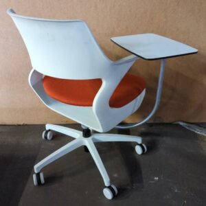 Fauteuil de formation sur roulettes avec tablette orientable et rangement sous le siège, armature en plastique blanc, assise en tissu de différentes couleurs dont bleu, orange ou vert, piètement en acier laqué blanc. 88 x 60 x 70 cm. 18 unités vendues avec faculté de réunion. Localisation : 8 rue de la Fossé aux Leux 91700 Ste Geneviève des Bois – Image 2