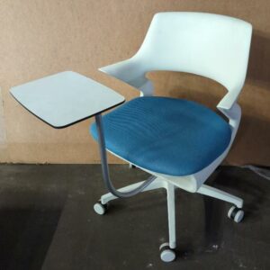 Fauteuil de formation sur roulettes avec tablette orientable et rangement sous le siège, armature en plastique blanc, assise en tissu de différentes couleurs dont bleu, orange ou vert, piètement en acier laqué blanc. 88 x 60 x 70 cm. 18 unités vendues avec faculté de réunion. Localisation : 8 rue de la Fossé aux Leux 91700 Ste Geneviève des Bois – Image 3