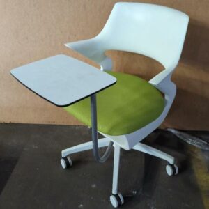 Fauteuil de formation sur roulettes avec tablette orientable et rangement sous le siège, armature en plastique blanc, assise en tissu de différentes couleurs dont bleu, orange ou vert, piètement en acier laqué blanc. 88 x 60 x 70 cm. 18 unités vendues avec faculté de réunion. Localisation : 8 rue de la Fossé aux Leux 91700 Ste Geneviève des Bois – Image 4