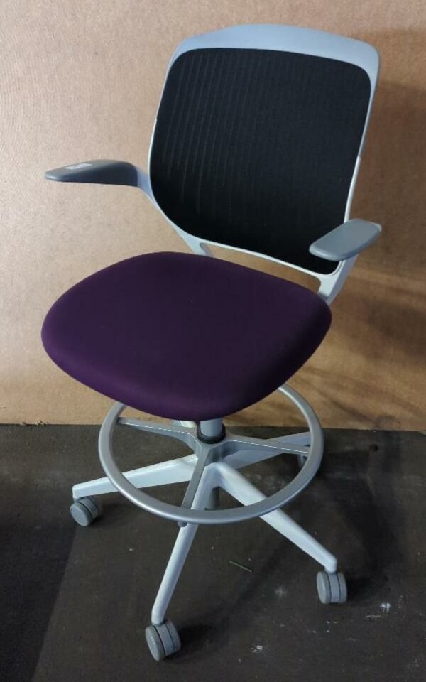 Fauteuil pivotant ajustable de marque Steelcase modèle Cobi, arrière du dossier en plastique blanc, dossier en résille noire, assise en tissu violet, piétement en étoile à 5 branches sur roulettes avec repose-pied. 110 x 63 x 68 cm. 7 unités vendues avec faculté de réunion. Localisation : 8 rue de la Fossé aux Leux 91700 Ste Geneviève des Bois