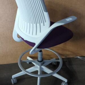Fauteuil pivotant ajustable de marque Steelcase modèle Cobi, arrière du dossier en plastique blanc, dossier en résille noire, assise en tissu violet, piétement en étoile à 5 branches sur roulettes avec repose-pied. 110 x 63 x 68 cm. 7 unités vendues avec faculté de réunion. Localisation : 8 rue de la Fossé aux Leux 91700 Ste Geneviève des Bois – Image 2